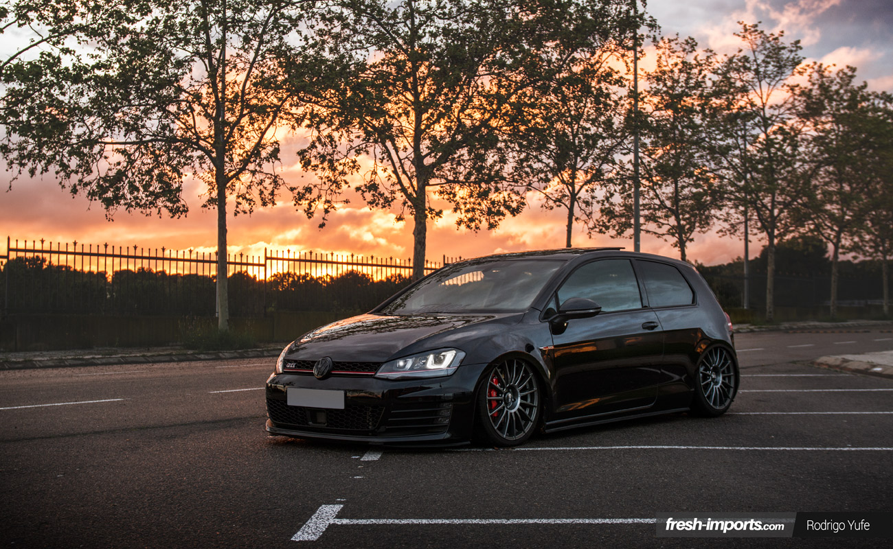 VW Golf GTI Mk7 Stance. Con aire en la suspensión también se puede