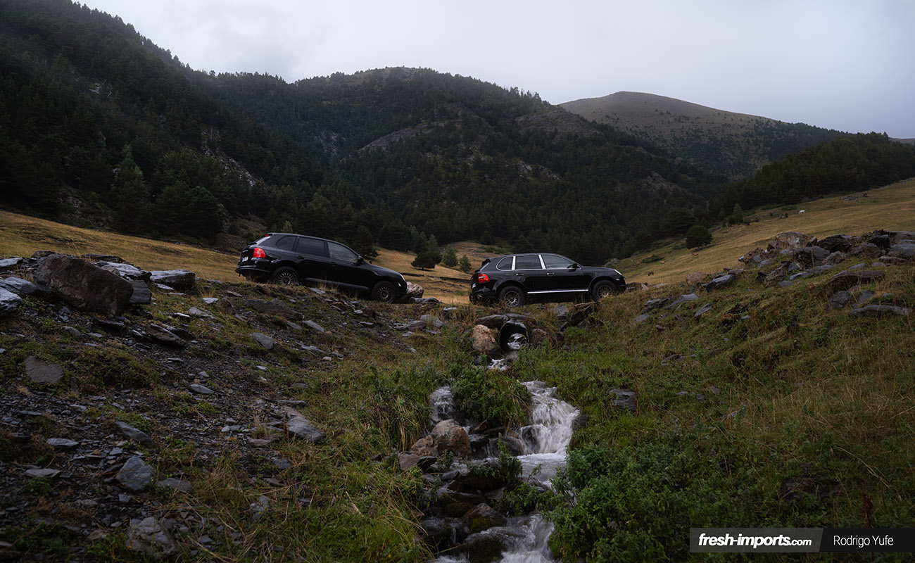Dos Porsche Cayenne atravesando un pequeño riachuelo