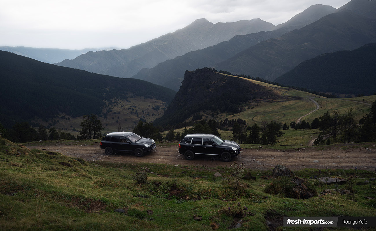 Vistas del paisaje junto a los dos Porsche Cayenne