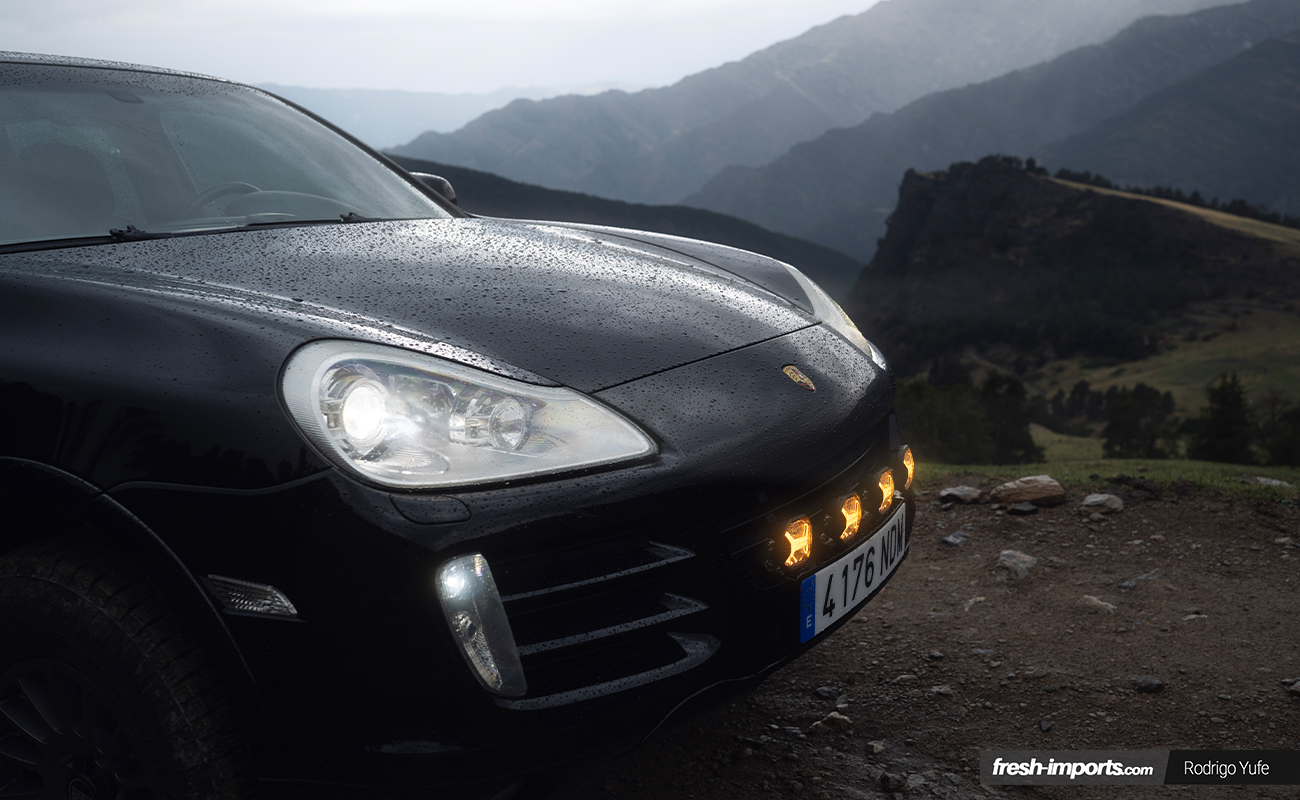 Frontal del Porsche Cayenne con faros adicionales